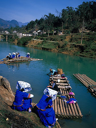 云南布依族妇女 Yunnan Buyizu Women in tranditional Clothes 