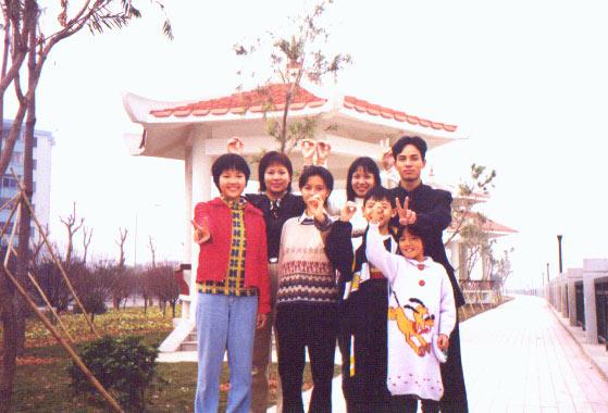 My Cousins saying Happy New Year 2000 to me : ) 确有创意