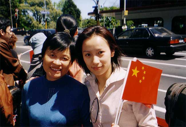 Nancy with Woman waiting to meet Hu Jintao